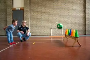 Kinderfysiotherapeut begeleidt kind bij motorische ontwikkelingsachterstand