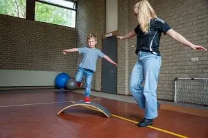 kleuter oefent met kinderfysiotherapeut bij angst voor bewegen