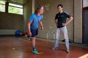 Kinderfysiotherapeut helpt jongere met balansproblemen