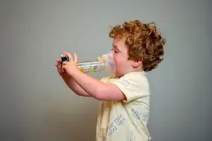 Longfysiotherapie bij kinderen, kind gebruikt voorzetkamer