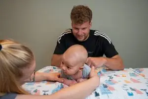 Kindermanueeltherapeut behandelt baby tijdens fysiotherapie behandeling
