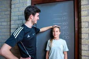 Kinderfysiotherapeut meet lengte van tienermeisje
